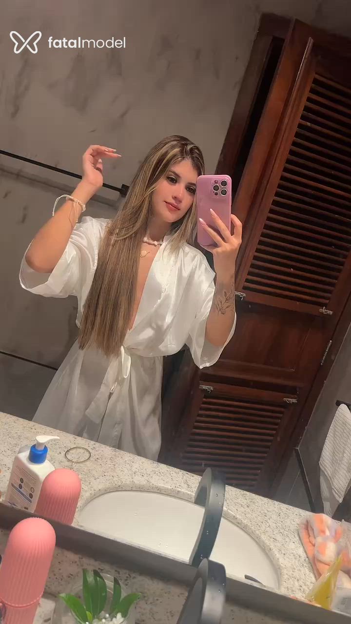 Acompanhante mulher com cabelo castanho de olhos castanhos - Letícia Menezes