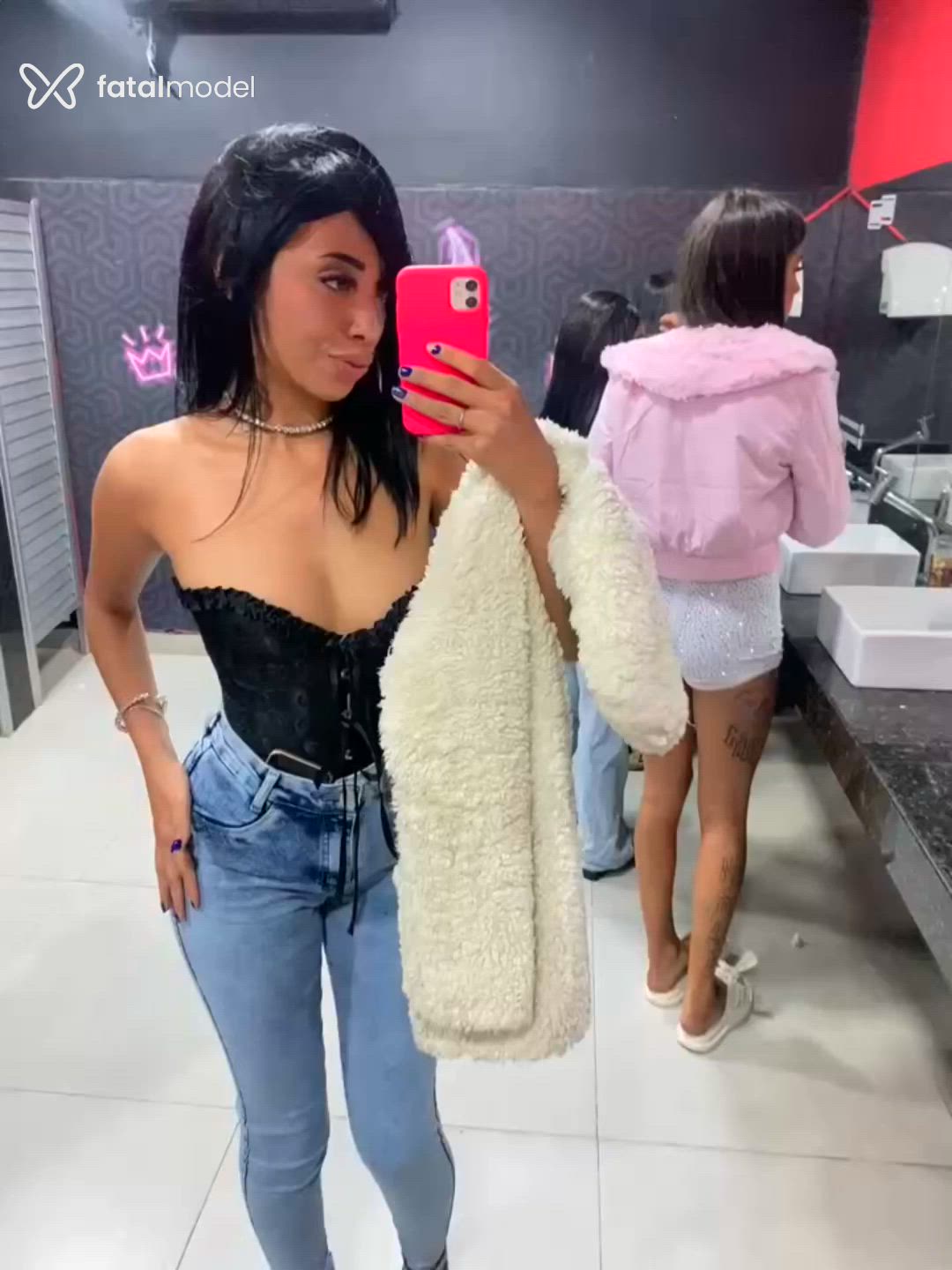 Acompanhante mulher com cabelo castanho de olhos verdes - Julia