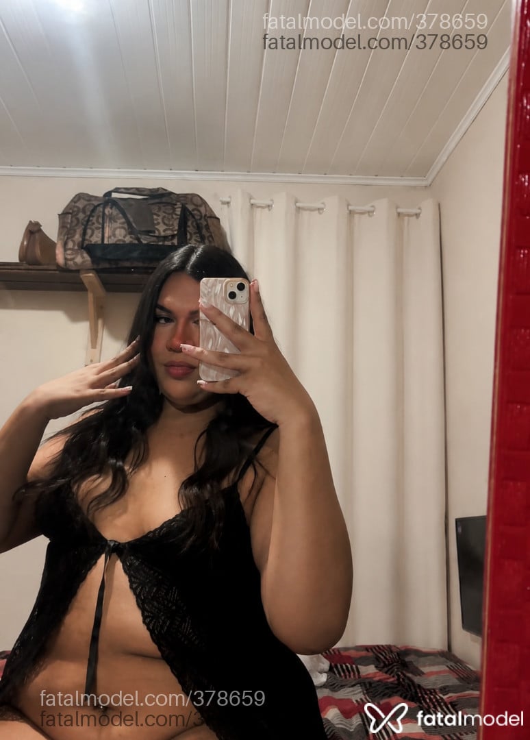 Acompanhante mulher trans com cabelo castanho de olhos mel em Pelotas - GarotaPlus