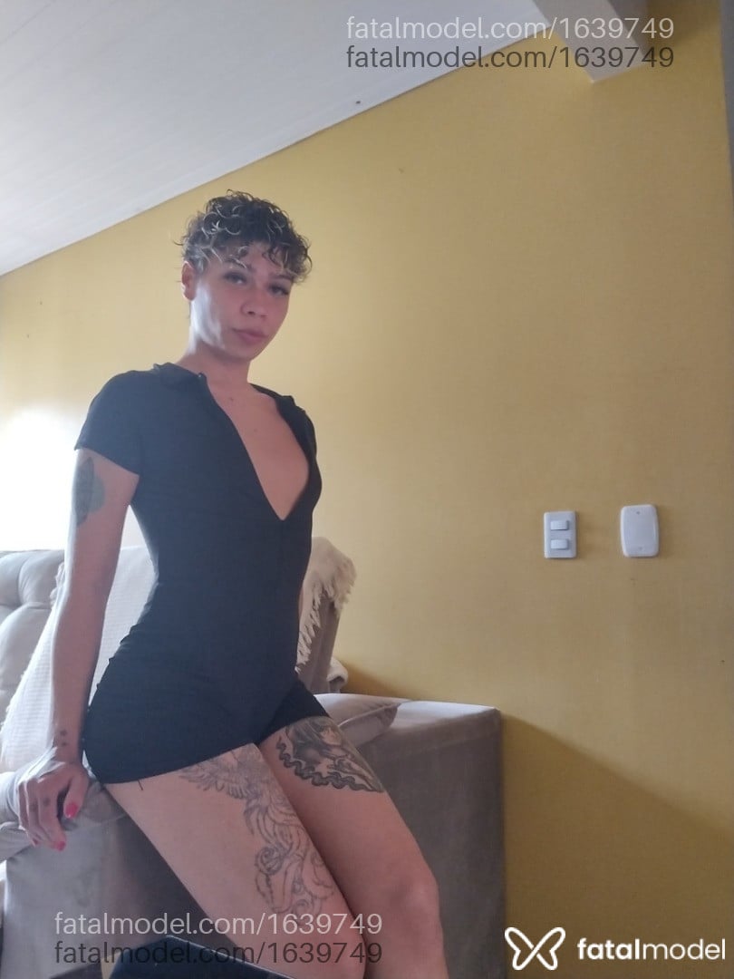 Acompanhante mulher trans com cabelo colorido de olhos mel em Virtual - Beatriz