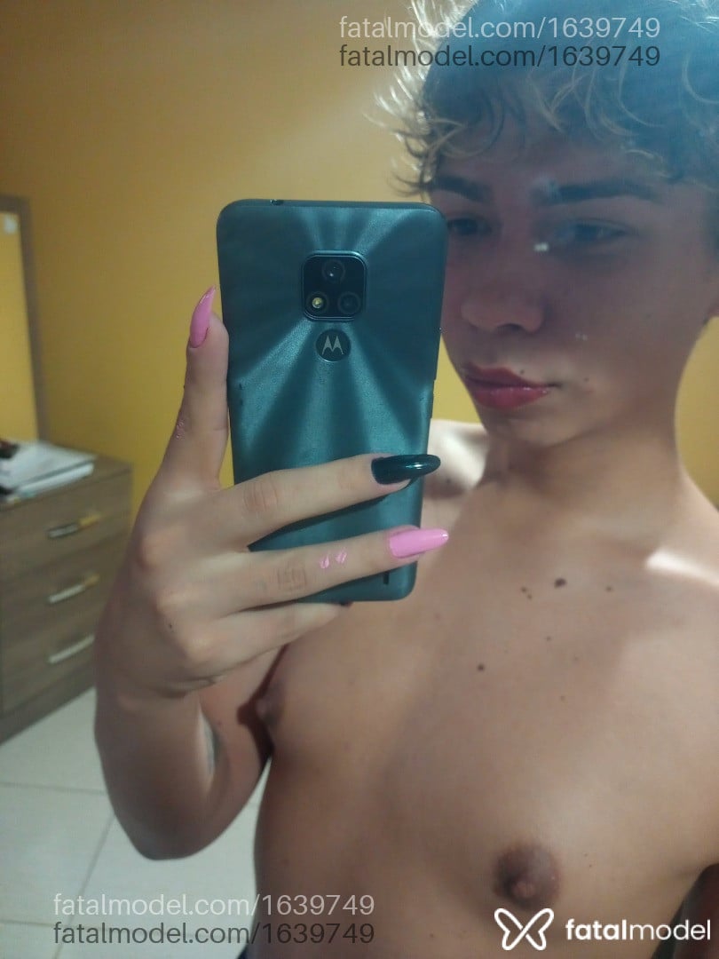 Acompanhante mulher trans com cabelo colorido de olhos mel em Virtual - Beatriz