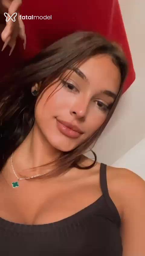 Acompanhante mulher trans com cabelo castanho de olhos castanhos - Scarlet