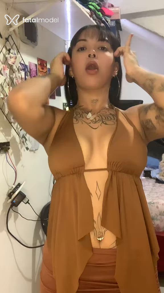 Acompanhante mulher com cabelo castanho de olhos castanhos em Carapicuíba Acompanhante mulher com cabelo castanho de olhos castanhos em Carapicuíba - Nicole