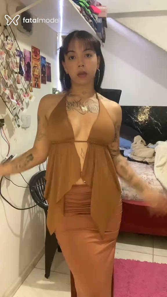 Acompanhante mulher com cabelo castanho de olhos castanhos em Carapicuíba Acompanhante mulher com cabelo castanho de olhos castanhos em Carapicuíba - Nicole