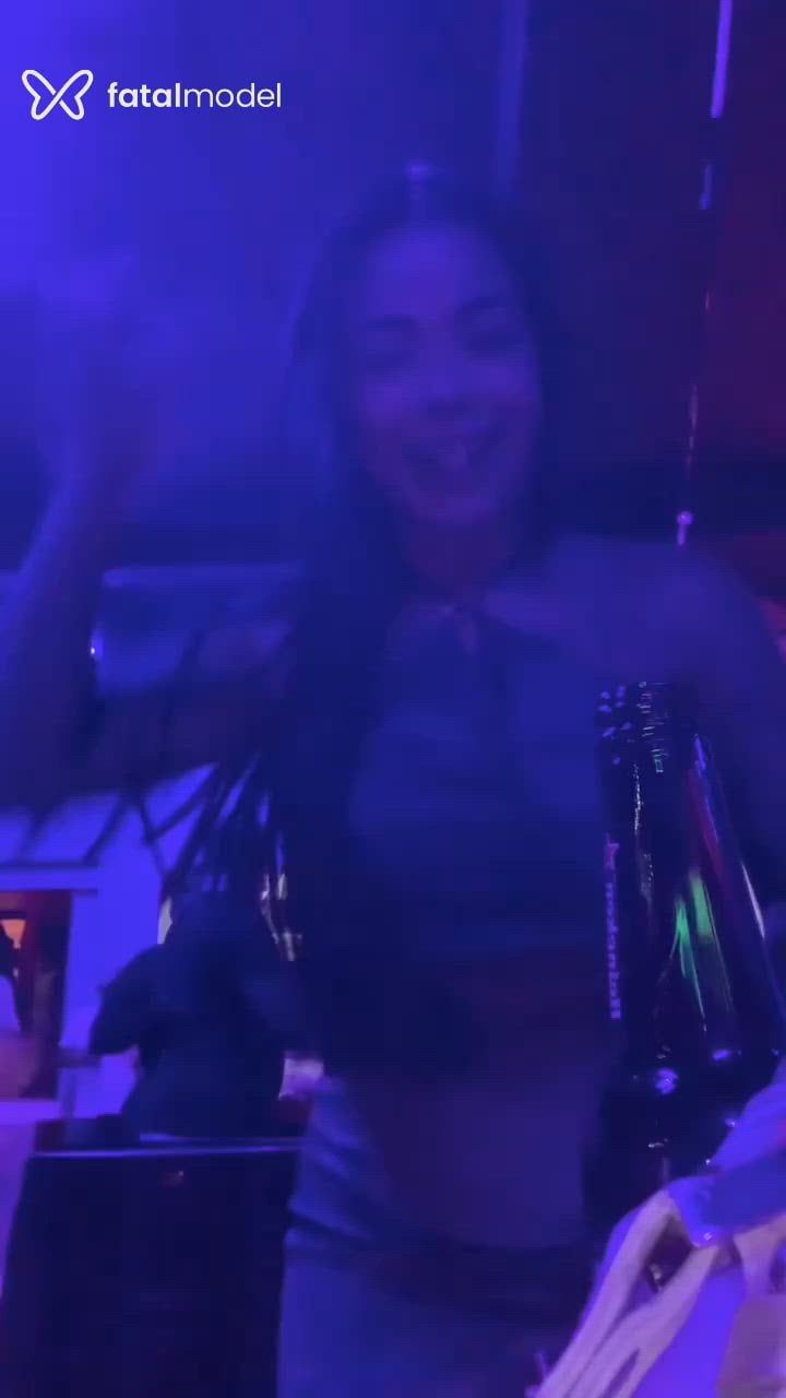 Acompanhante mulher com cabelo castanho de olhos castanhos em Carapicuíba Acompanhante mulher com cabelo castanho de olhos castanhos em Carapicuíba - Nicole