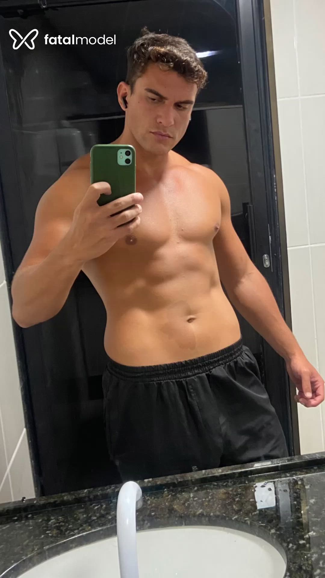 Acompanhante homem com cabelo castanho de olhos castanhos em Balneário Camboriú Acompanhante homem com cabelo castanho de olhos castanhos em Balneário Camboriú - Gabriel Sudré