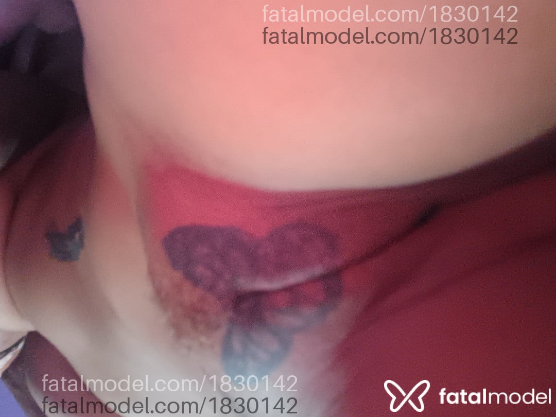 Acompanhante mulher com cabelo castanho de olhos castanhos - Burrguesinha