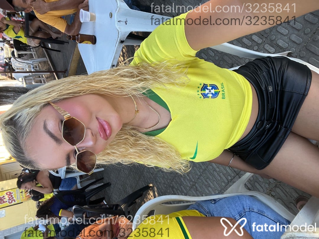 Acompanhante mulher loira (o) de olhos castanhos - Yanny Acompanhante mulher loira (o) de olhos castanhos - Yanny