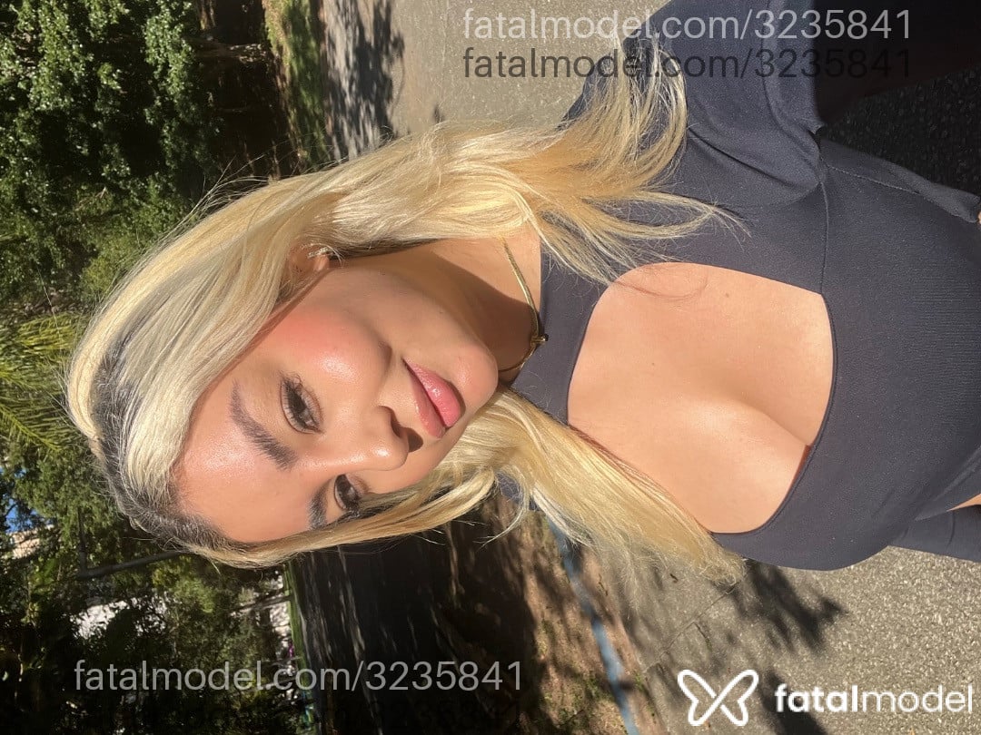Acompanhante mulher loira (o) de olhos castanhos - Yanny Acompanhante mulher loira (o) de olhos castanhos - Yanny