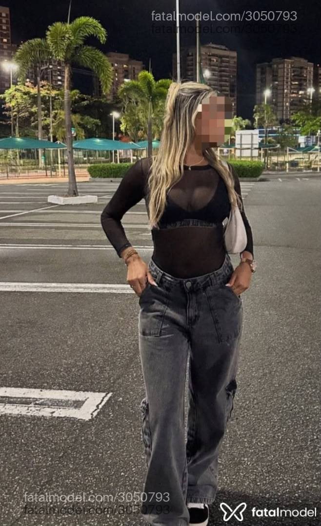 Acompanhante mulher loira (o) de olhos castanhos - Larah