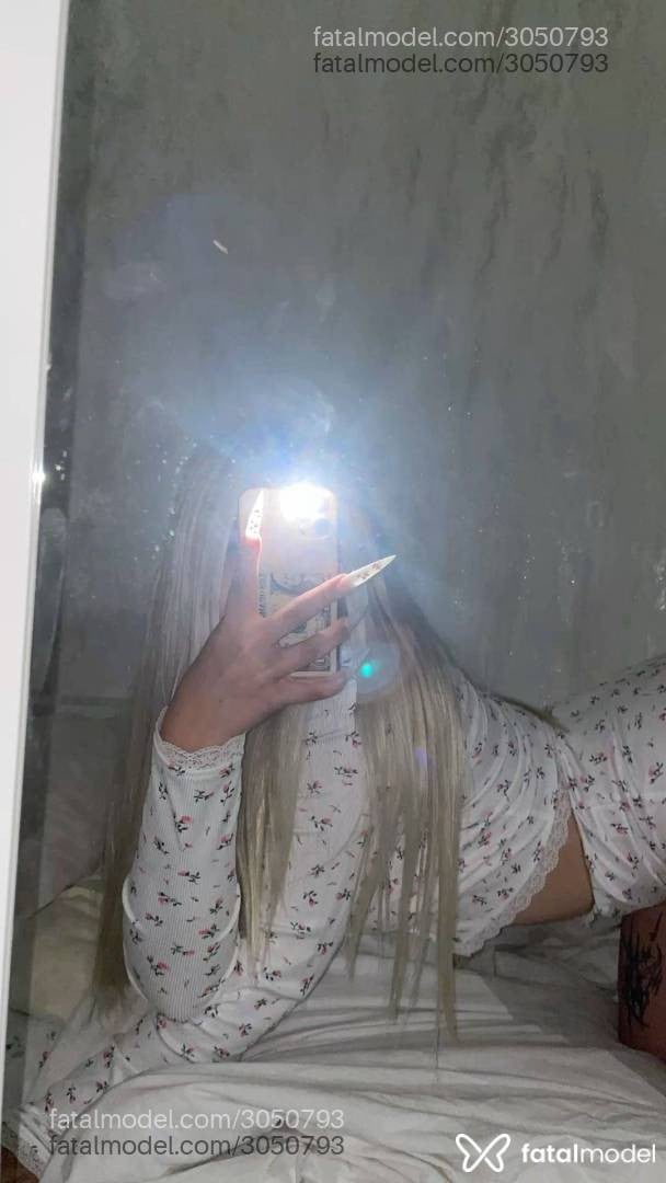 Acompanhante mulher loira (o) de olhos castanhos - Larissa
