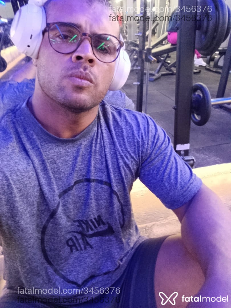 Acompanhante homem com cabelo castanho de olhos castanhos - Ronaldo Acompanhante homem com cabelo castanho de olhos castanhos - Ronaldo
