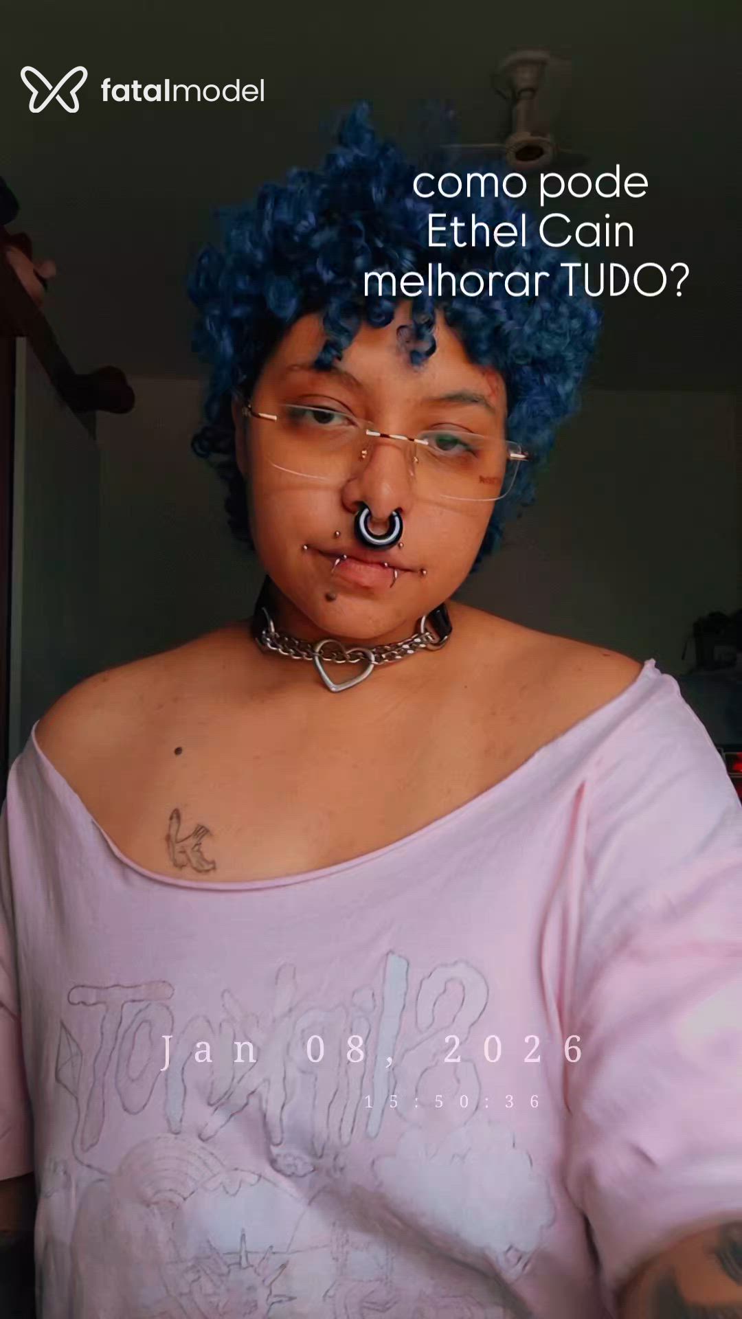 Acompanhante mulher com cabelo colorido de olhos castanhos em Virtual Acompanhante mulher com cabelo colorido de olhos castanhos em Virtual - Mosshead