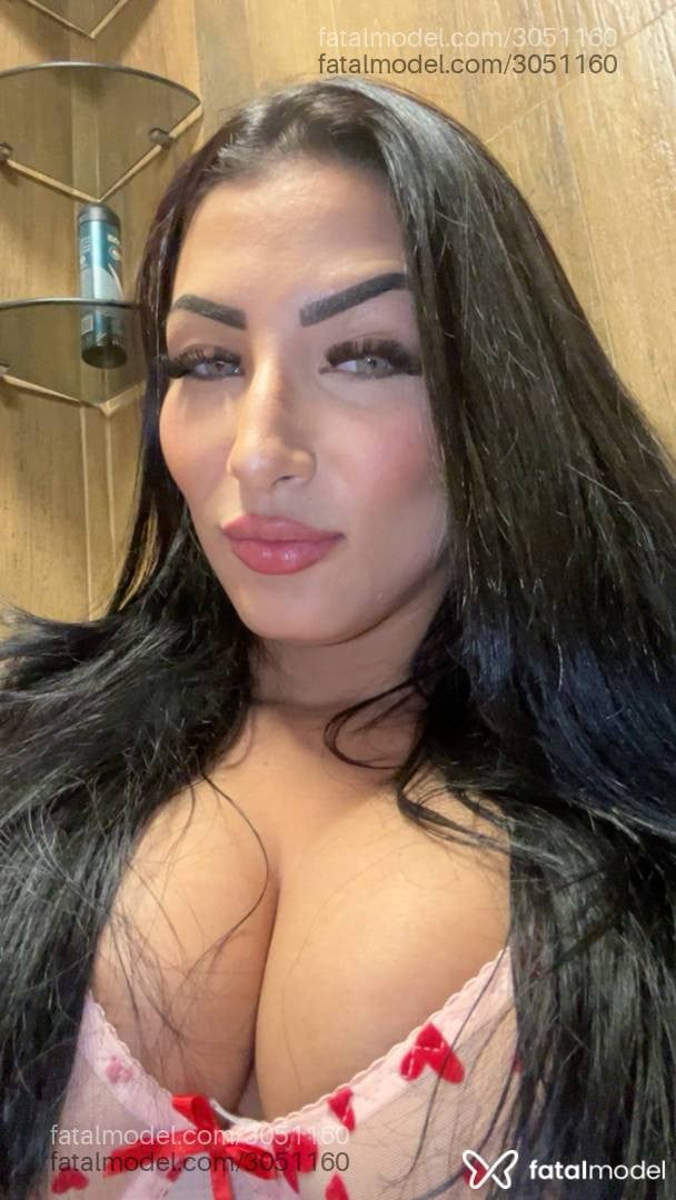Acompanhante mulher morena (o) de olhos verdes - Antonella