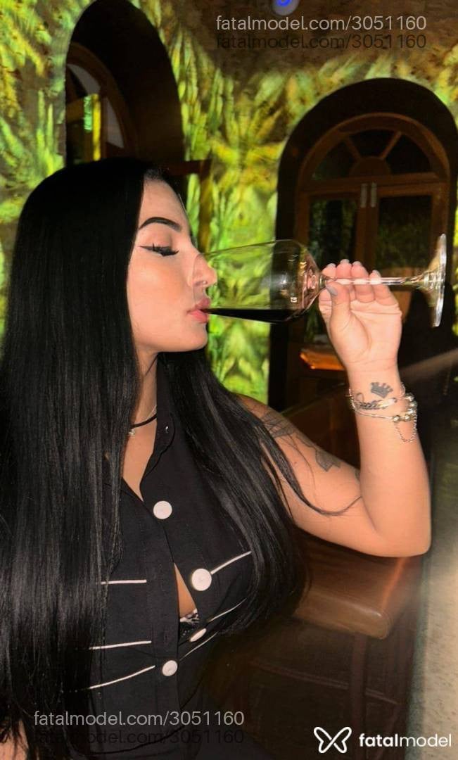 Acompanhante mulher morena (o) de olhos verdes - Ruby