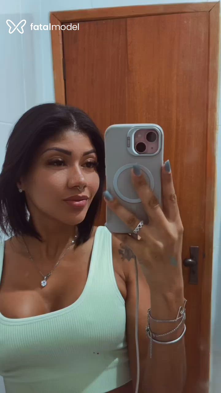 Acompanhante mulher morena (o) de olhos castanhos - Júlia Sale