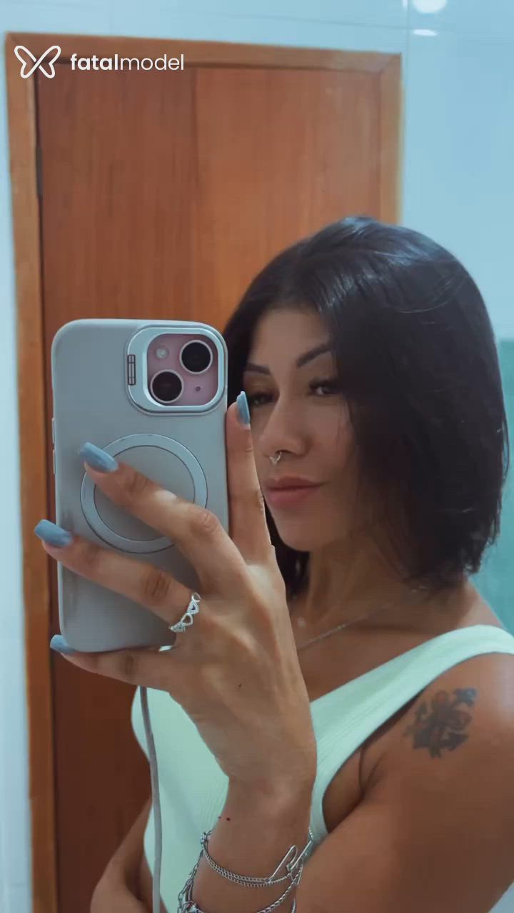 Acompanhante mulher morena (o) de olhos castanhos - Júlia Sale