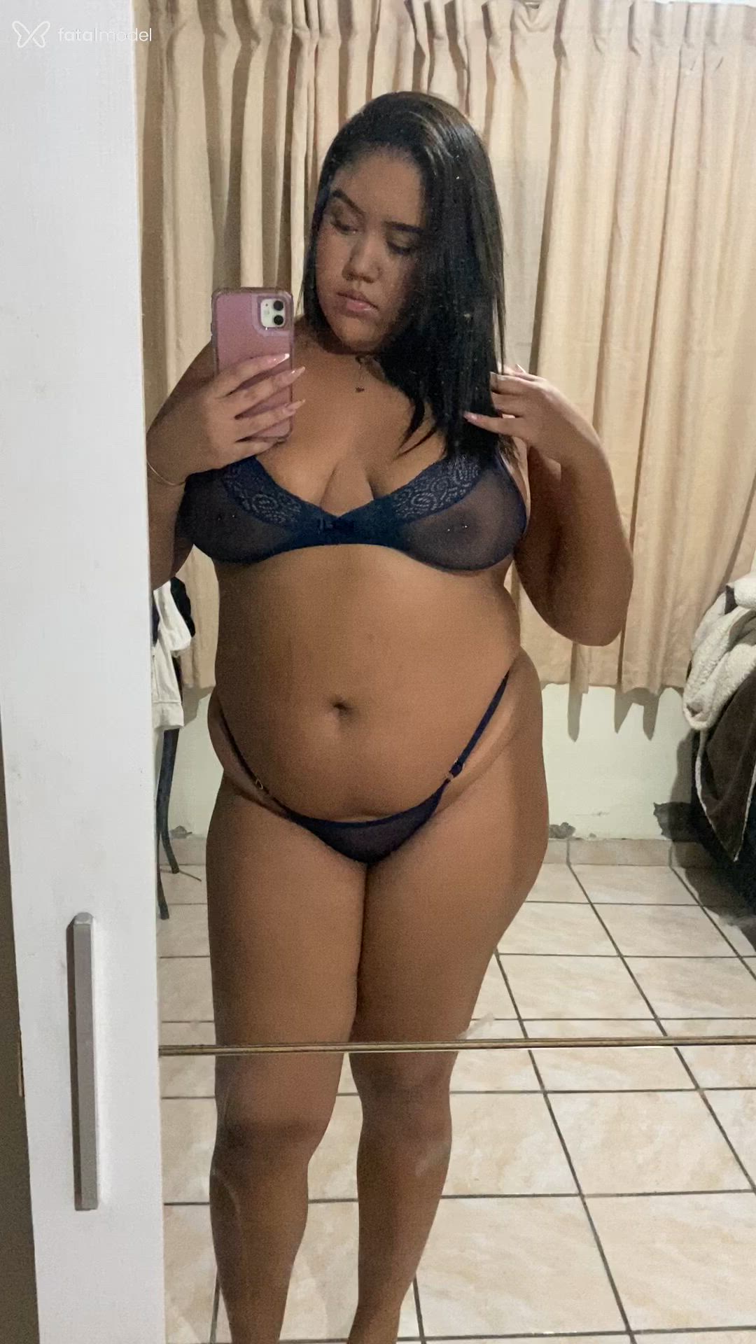 Acompanhante mulher morena (o) de olhos castanhos - Ellen Lux