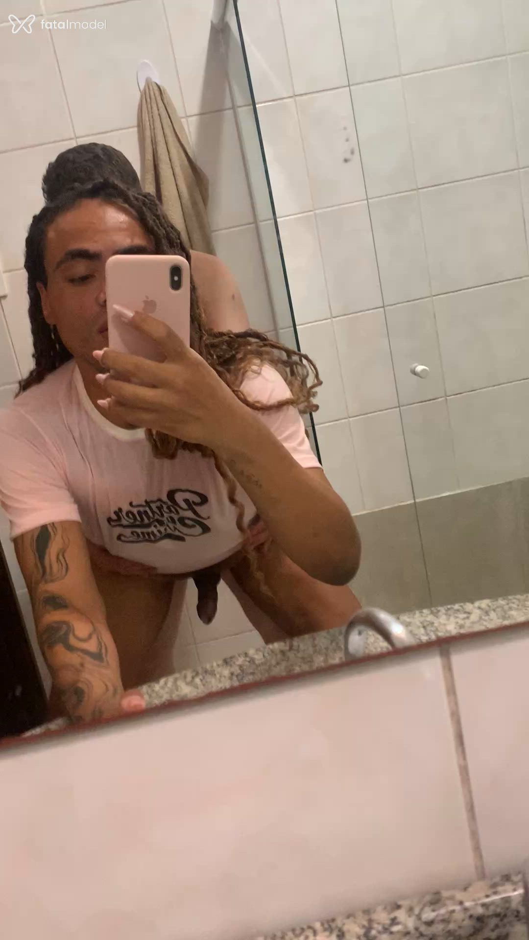 Acompanhante não-binário com cabelo castanho de olhos castanhos em Joinville Acompanhante não-binário com cabelo castanho de olhos castanhos em Joinville - Cauane