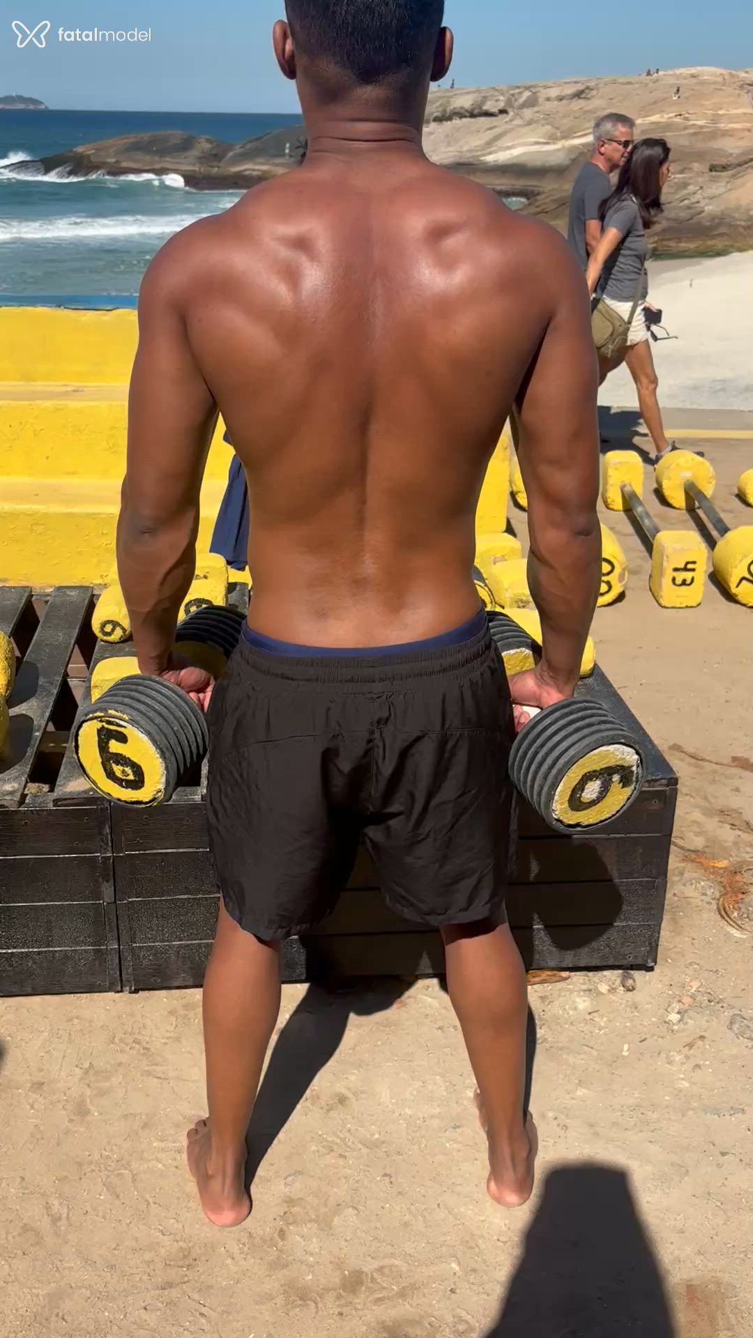 Acompanhante homem morena (o) de olhos pretos - Theo