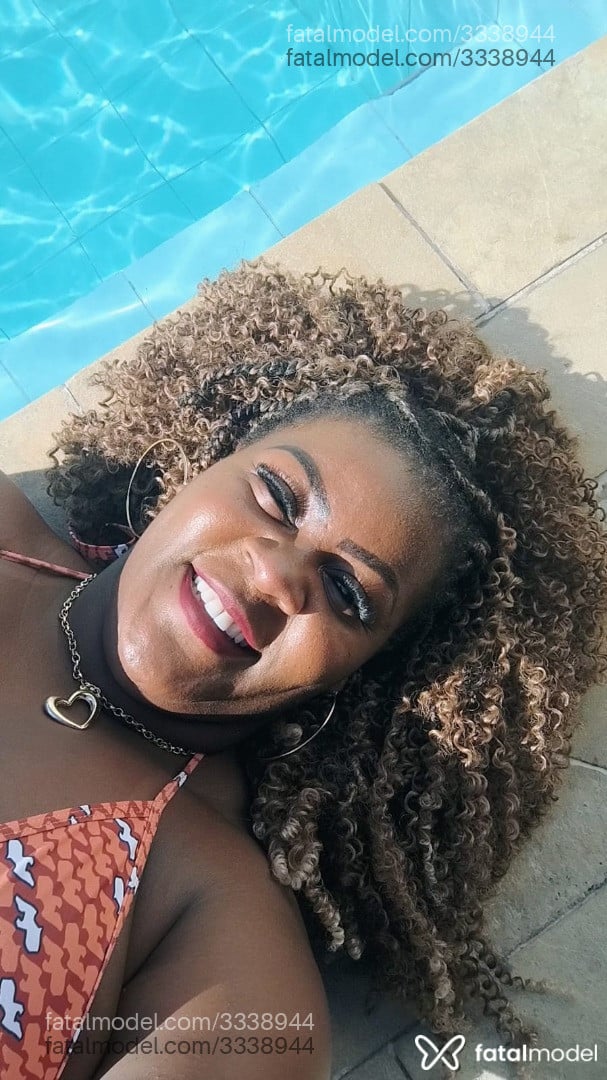 Acompanhante mulher com cabelo castanho de olhos pretos em Macaé Acompanhante mulher com cabelo castanho de olhos pretos em Macaé - Penélope
