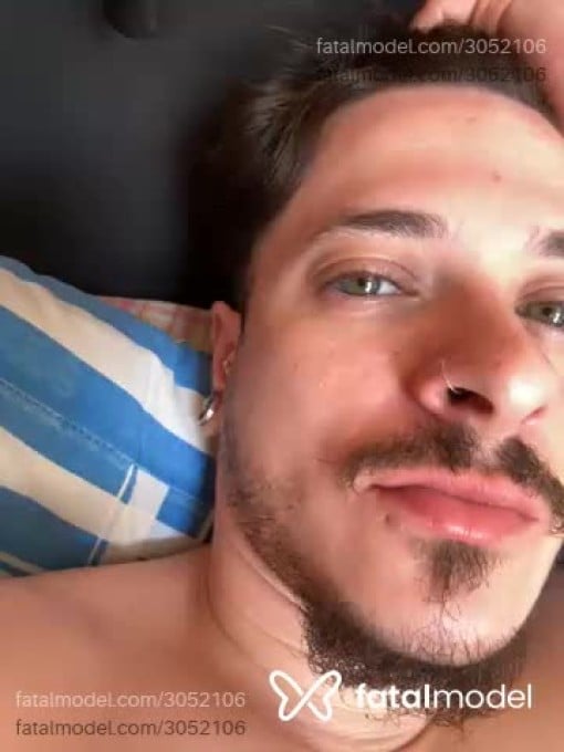 Acompanhante homem trans com cabelo castanho de olhos verdes em Porto Alegre - Murilo