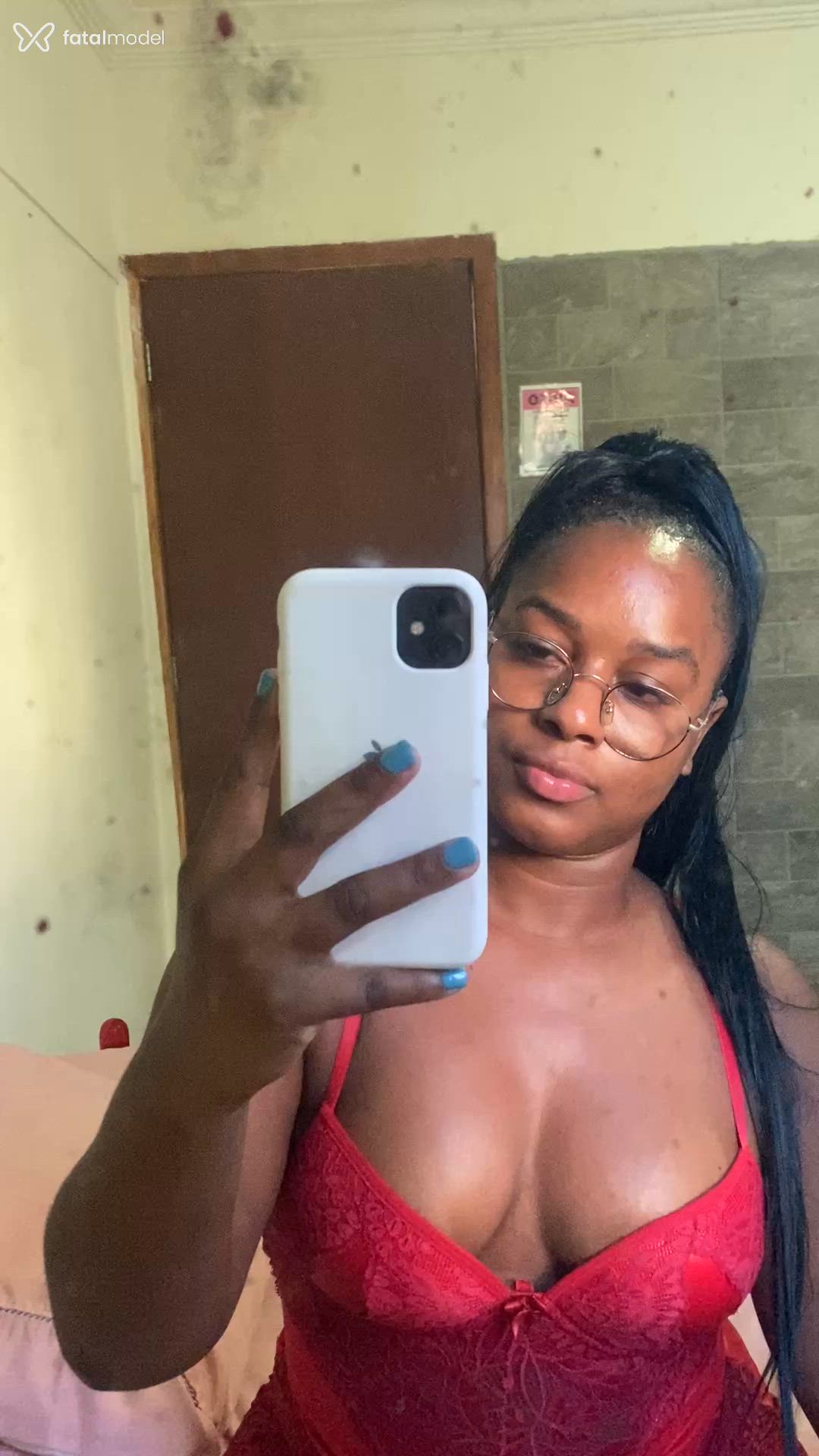 Acompanhante mulher com cabelo castanho de olhos pretos em Balneário Camboriú Acompanhante mulher com cabelo castanho de olhos pretos em Balneário Camboriú - Isa