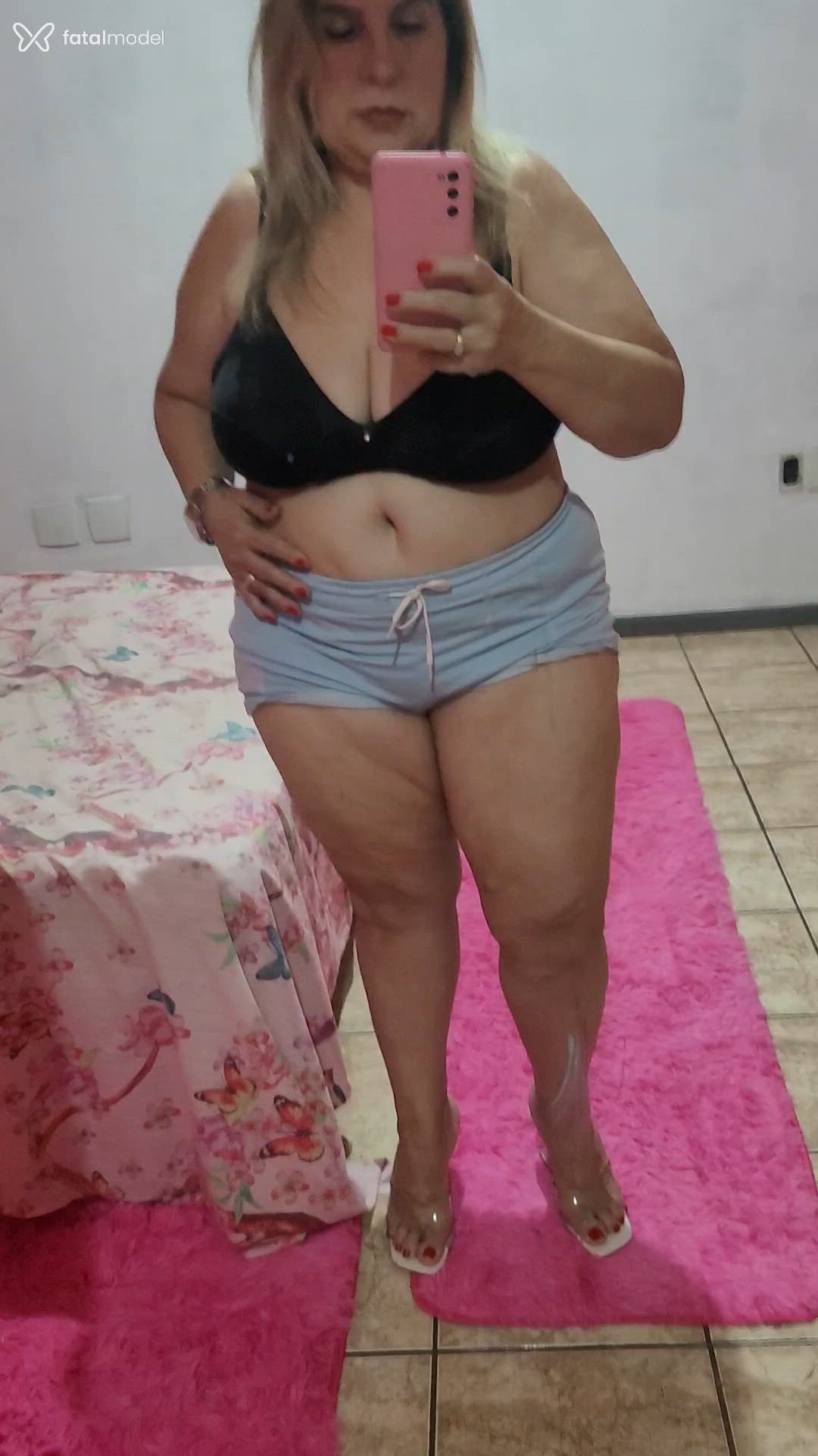 Acompanhante mulher loira (o) de olhos pretos - Clara Santos