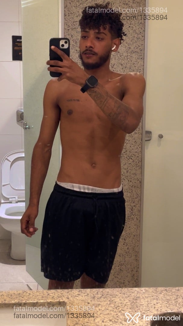 Acompanhante homem com cabelo castanho de olhos castanhos em Ribeirão Preto Acompanhante homem com cabelo castanho de olhos castanhos em Ribeirão Preto - Leonardo