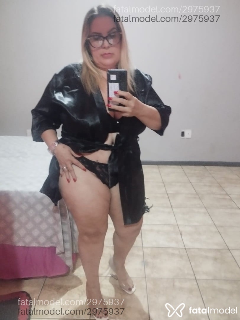 Acompanhante mulher loira (o) de olhos pretos - Clara Santos