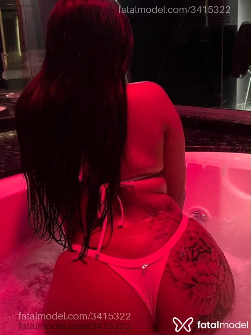 Acompanhante mulher morena (o) de olhos pretos - Victória