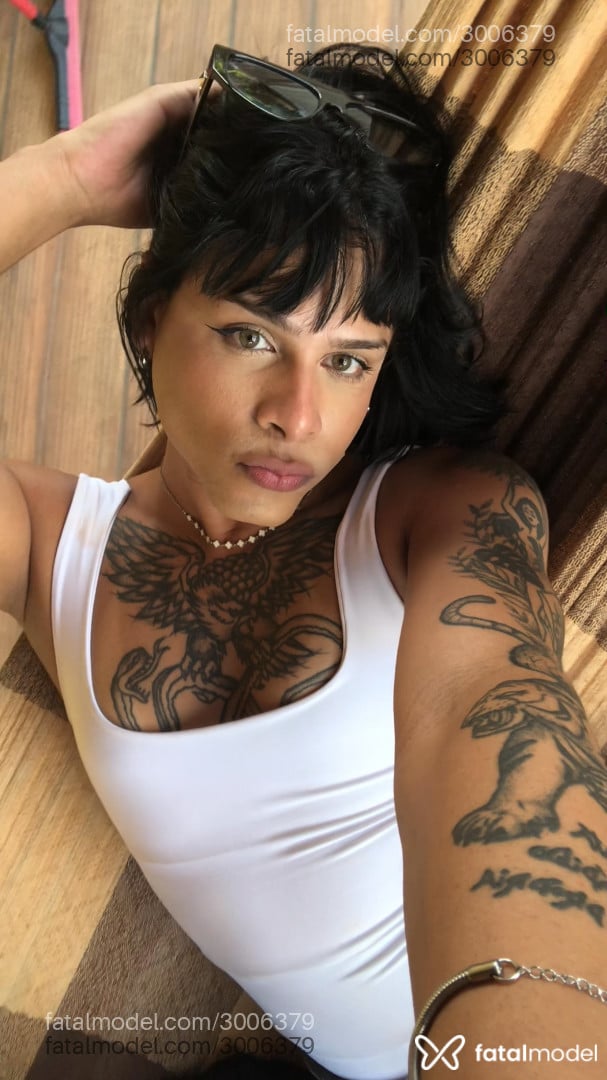 Acompanhante mulher trans loira (o) de olhos verdes - Luana