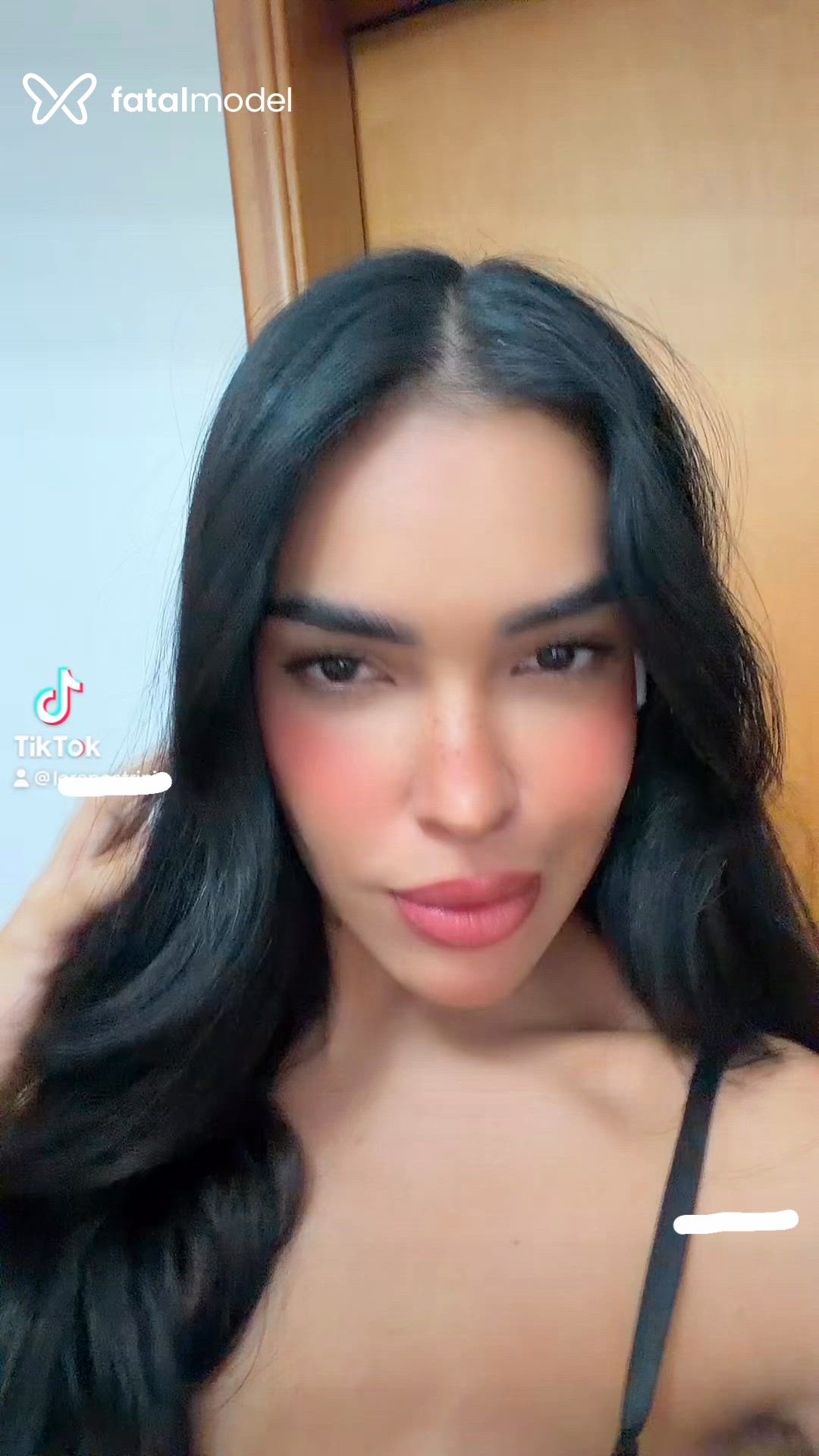Acompanhante mulher morena (o) de olhos castanhos - Júlia