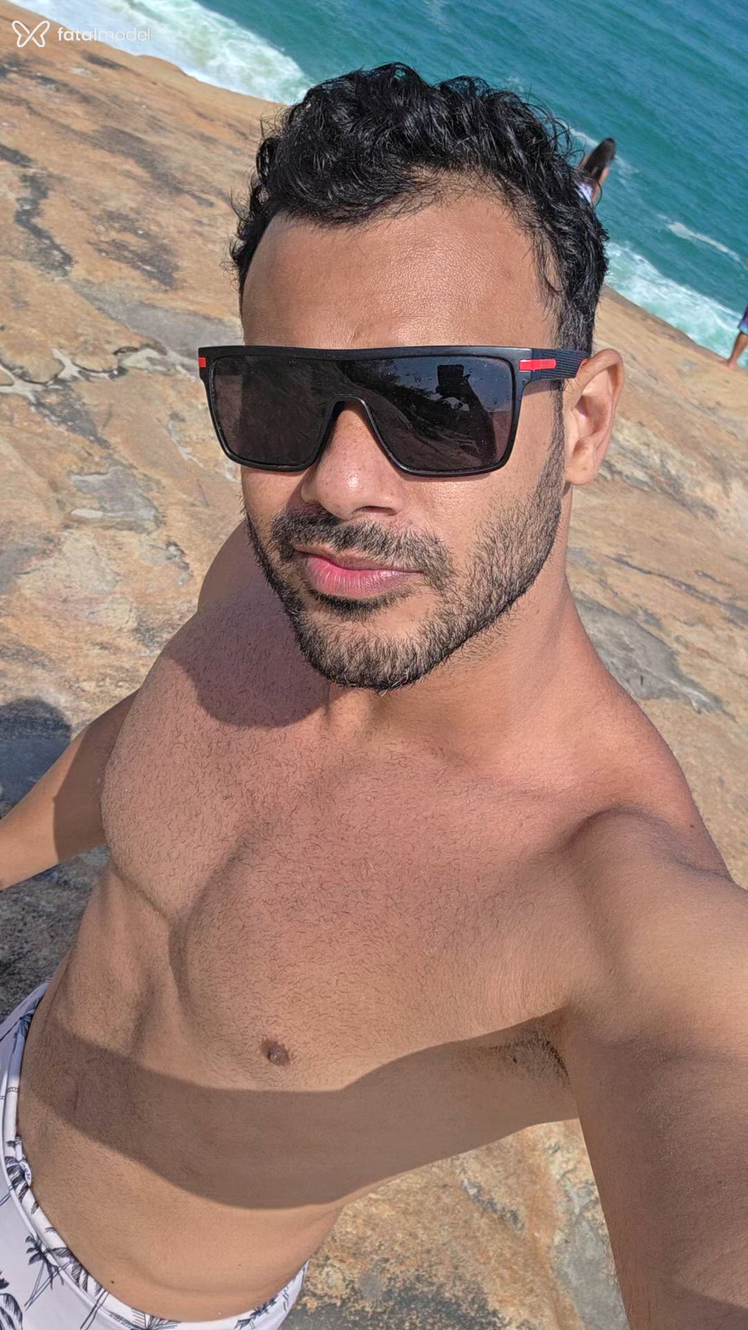 Acompanhante homem morena (o) de olhos castanhos - Tom Elis