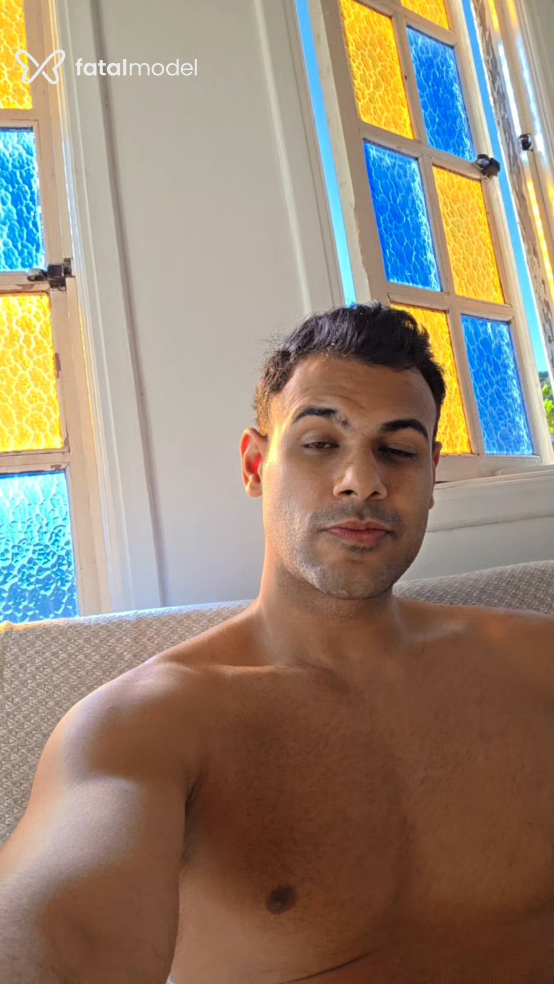 Acompanhante homem morena (o) de olhos castanhos - Tom Elis