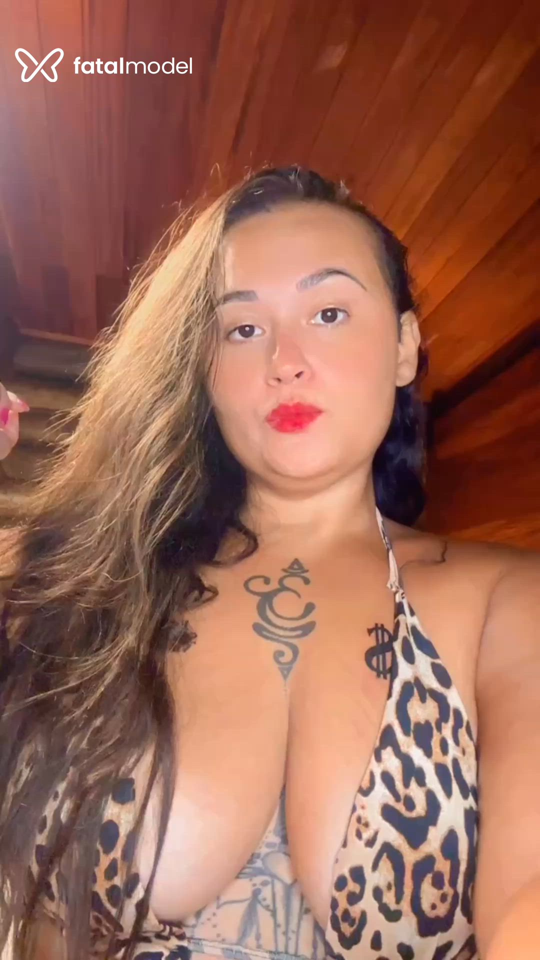 Acompanhante mulher morena (o) de olhos castanhos em Virtual Acompanhante mulher morena (o) de olhos castanhos em Virtual - Brix