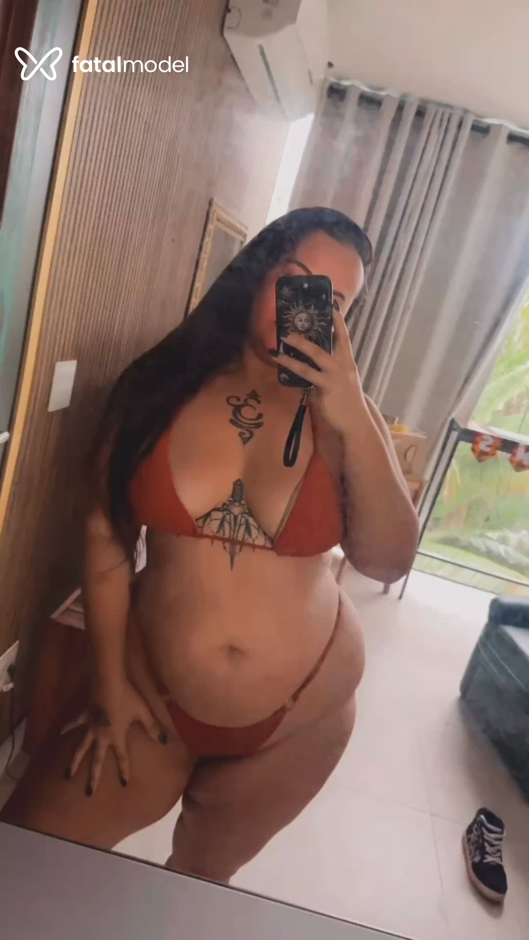 Acompanhante mulher morena (o) de olhos castanhos em Virtual Acompanhante mulher morena (o) de olhos castanhos em Virtual - Brix