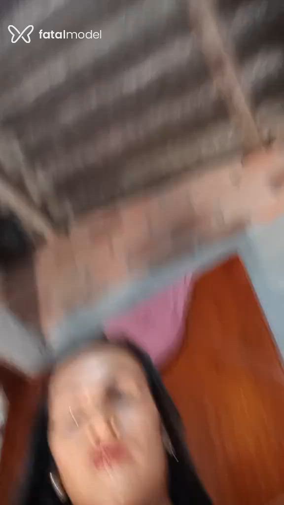 Acompanhante não-binário com cabelo castanho de olhos castanhos - Letícia Acompanhante não-binário com cabelo castanho de olhos castanhos - Letícia