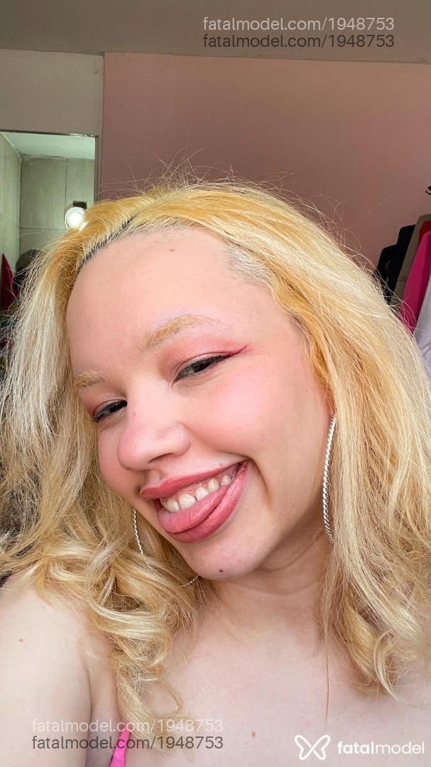 Acompanhante mulher ruiva (o) de olhos castanhos - Lilly