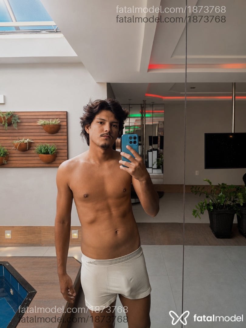 Acompanhante homem com cabelo castanho de olhos pretos em Vila Velha Acompanhante homem com cabelo castanho de olhos pretos em Vila Velha - Mike