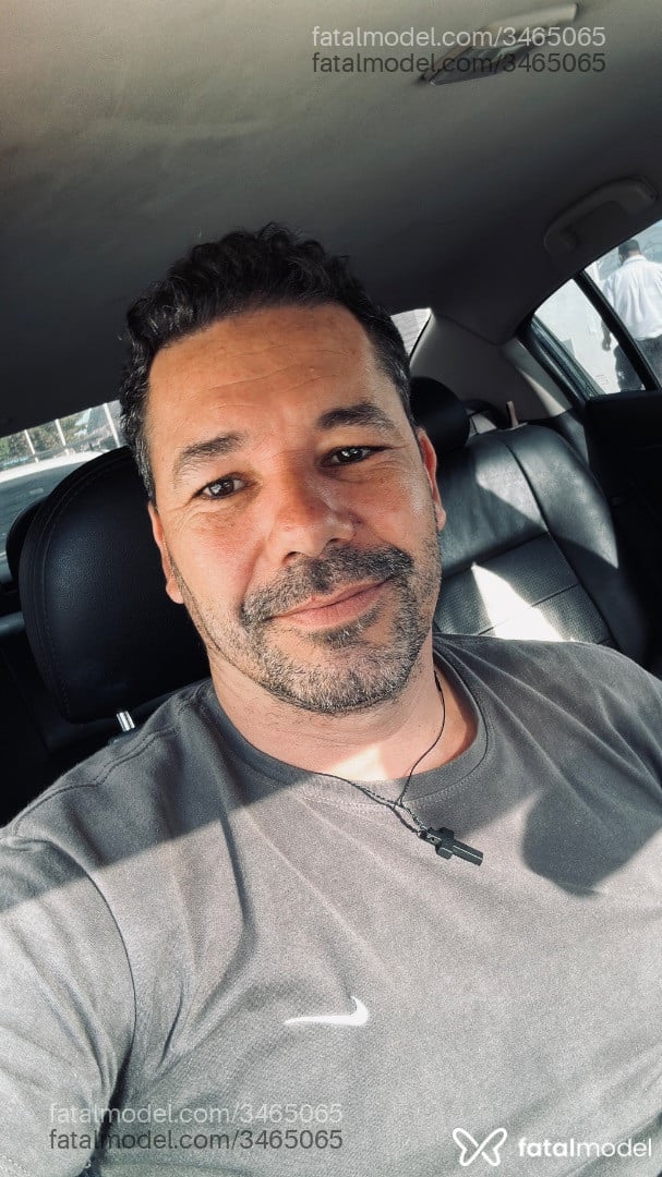 Acompanhante homem com cabelo castanho de olhos castanhos em Rio de Janeiro Acompanhante homem com cabelo castanho de olhos castanhos em Rio de Janeiro - Vitor