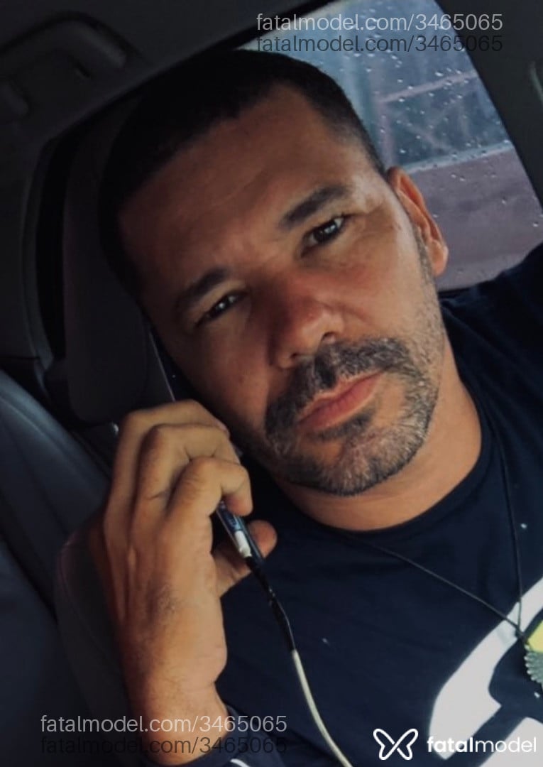 Acompanhante homem com cabelo castanho de olhos castanhos em Rio de Janeiro Acompanhante homem com cabelo castanho de olhos castanhos em Rio de Janeiro - Vitor