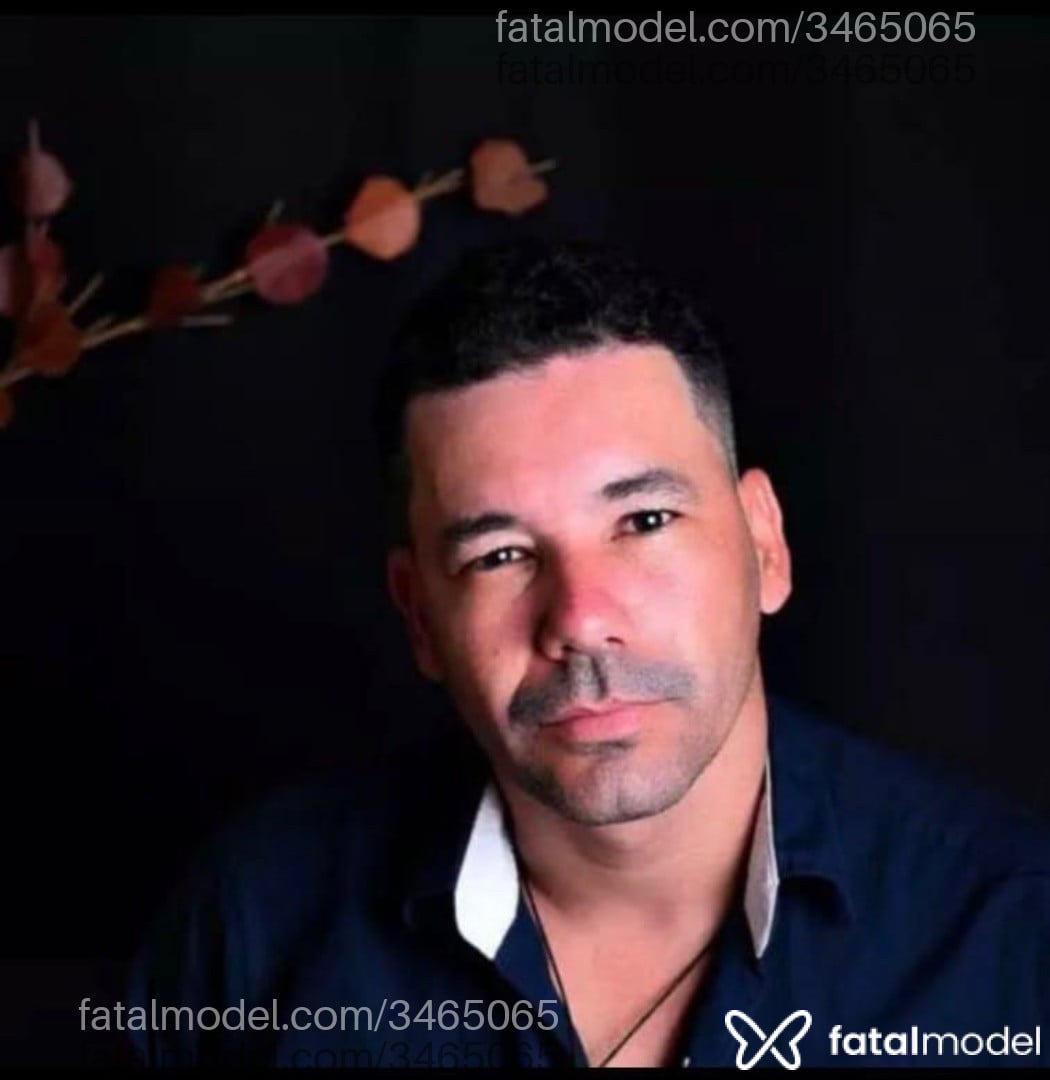 Acompanhante homem com cabelo castanho de olhos castanhos em Rio de Janeiro Acompanhante homem com cabelo castanho de olhos castanhos em Rio de Janeiro - Vitor