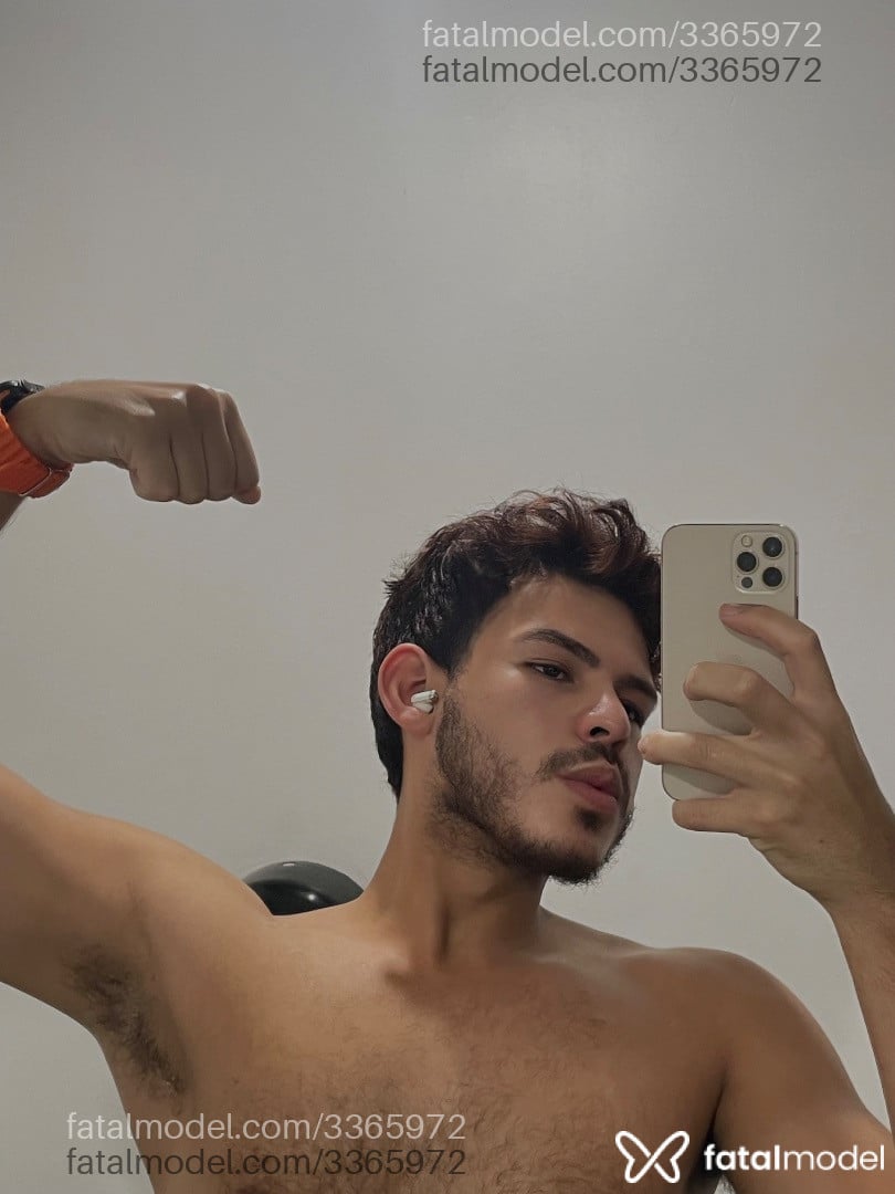 Acompanhante homem com cabelo castanho de olhos castanhos em Balneário Camboriú Acompanhante homem com cabelo castanho de olhos castanhos em Balneário Camboriú - Eduardo