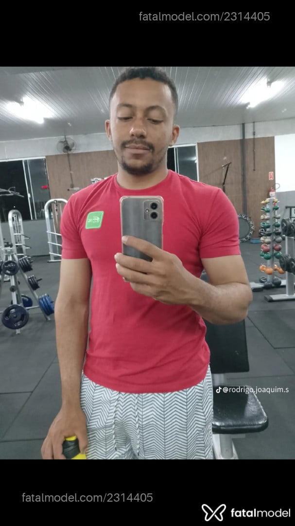 Acompanhante homem morena (o) de olhos castanhos - Rodrigo