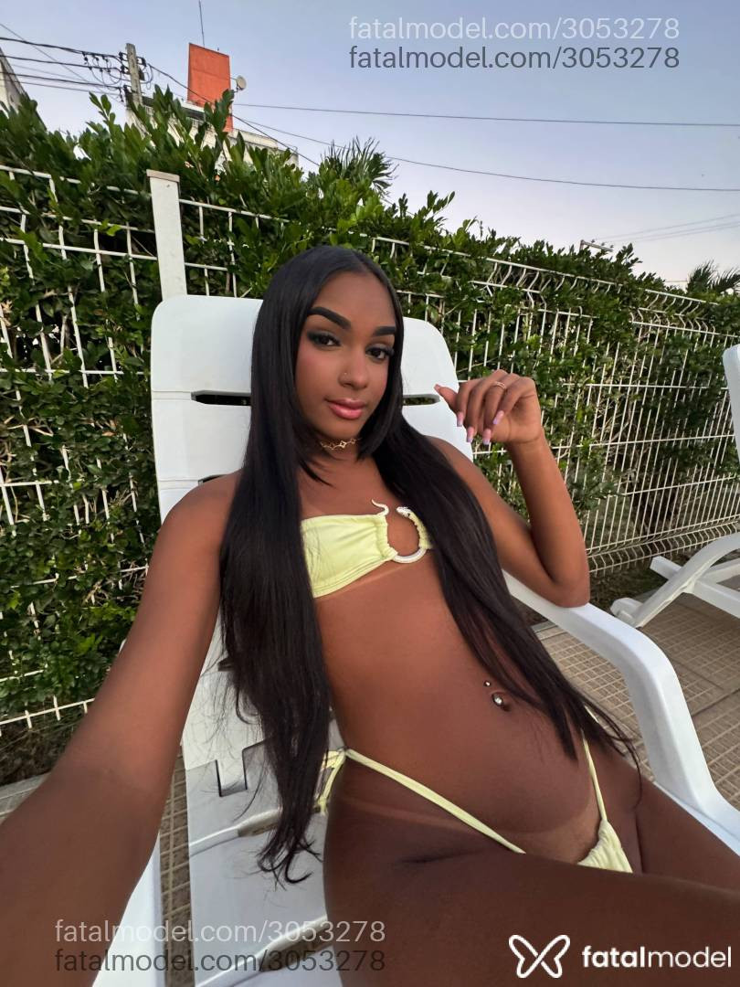 Acompanhante mulher trans com cabelo castanho de olhos pretos - Sophia