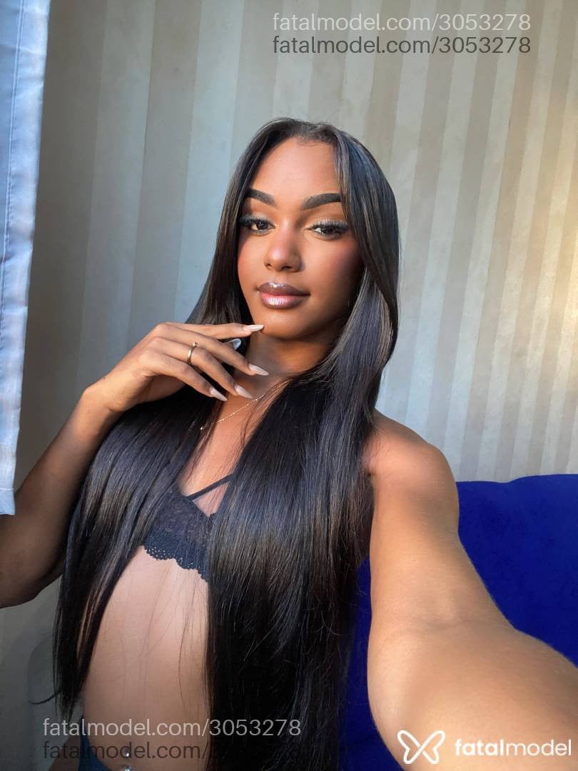 Acompanhante mulher trans com cabelo castanho de olhos pretos - Sophia