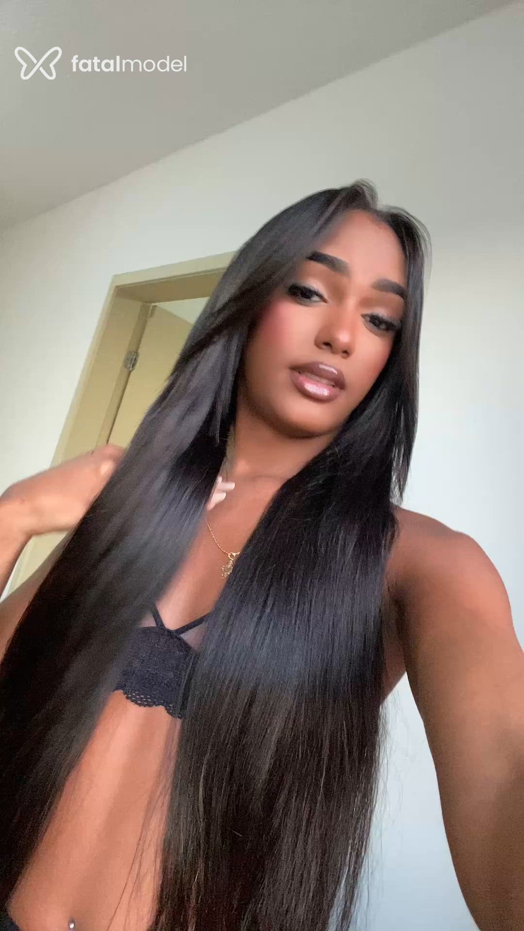 Acompanhante mulher trans com cabelo castanho de olhos pretos - Sophia