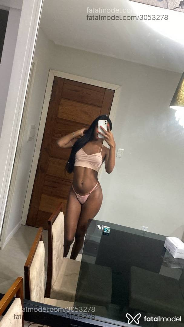 Acompanhante mulher trans com cabelo castanho de olhos pretos - Sophia
