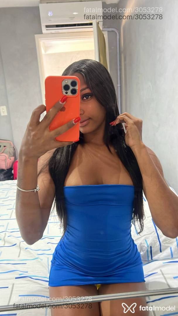 Acompanhante mulher trans com cabelo castanho de olhos pretos - Sophia